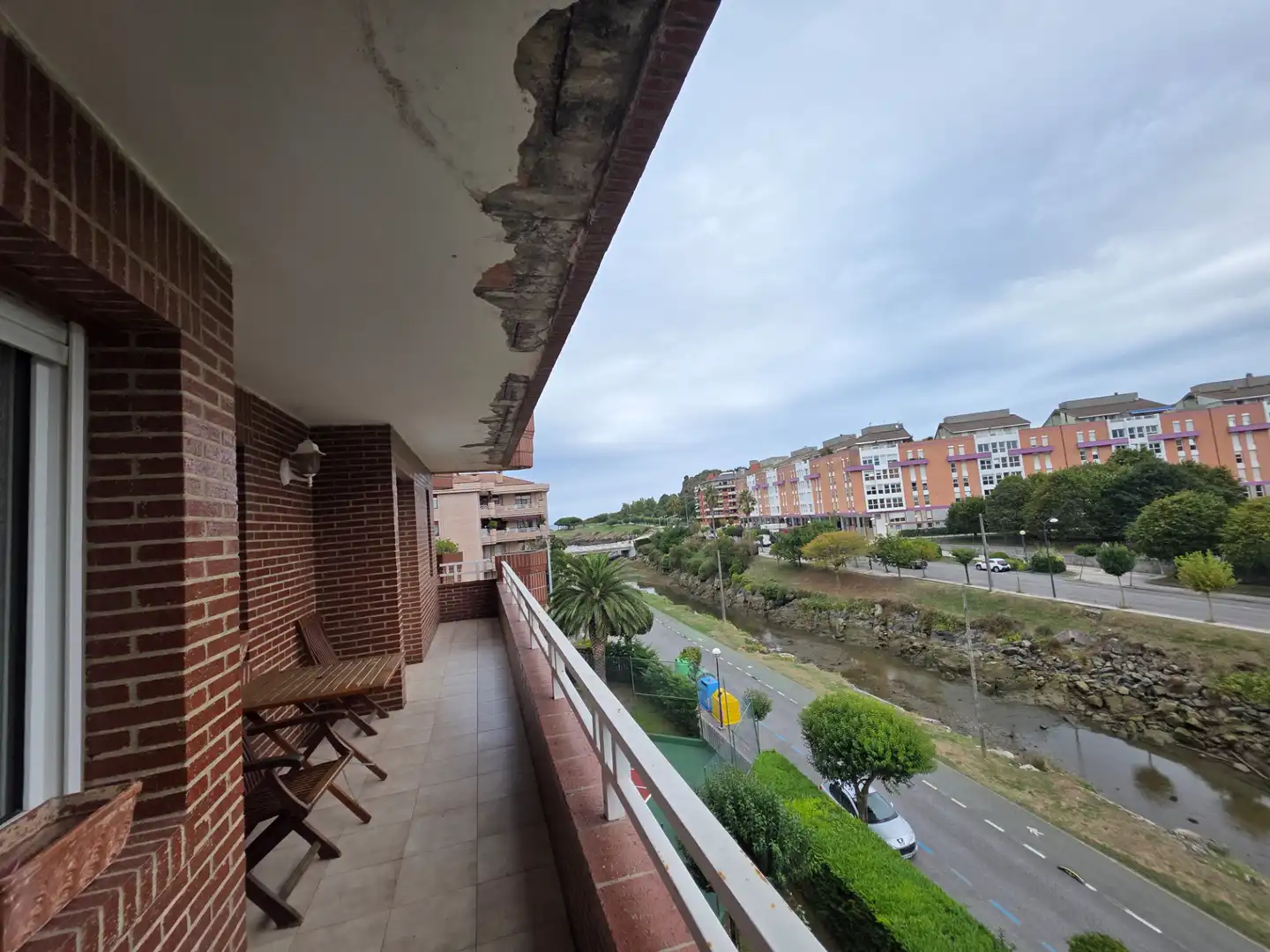 Außenansicht von Wohnung zur Miete in Castro-Urdiales mit Privatgarten, Terrasse und Schwimmbad