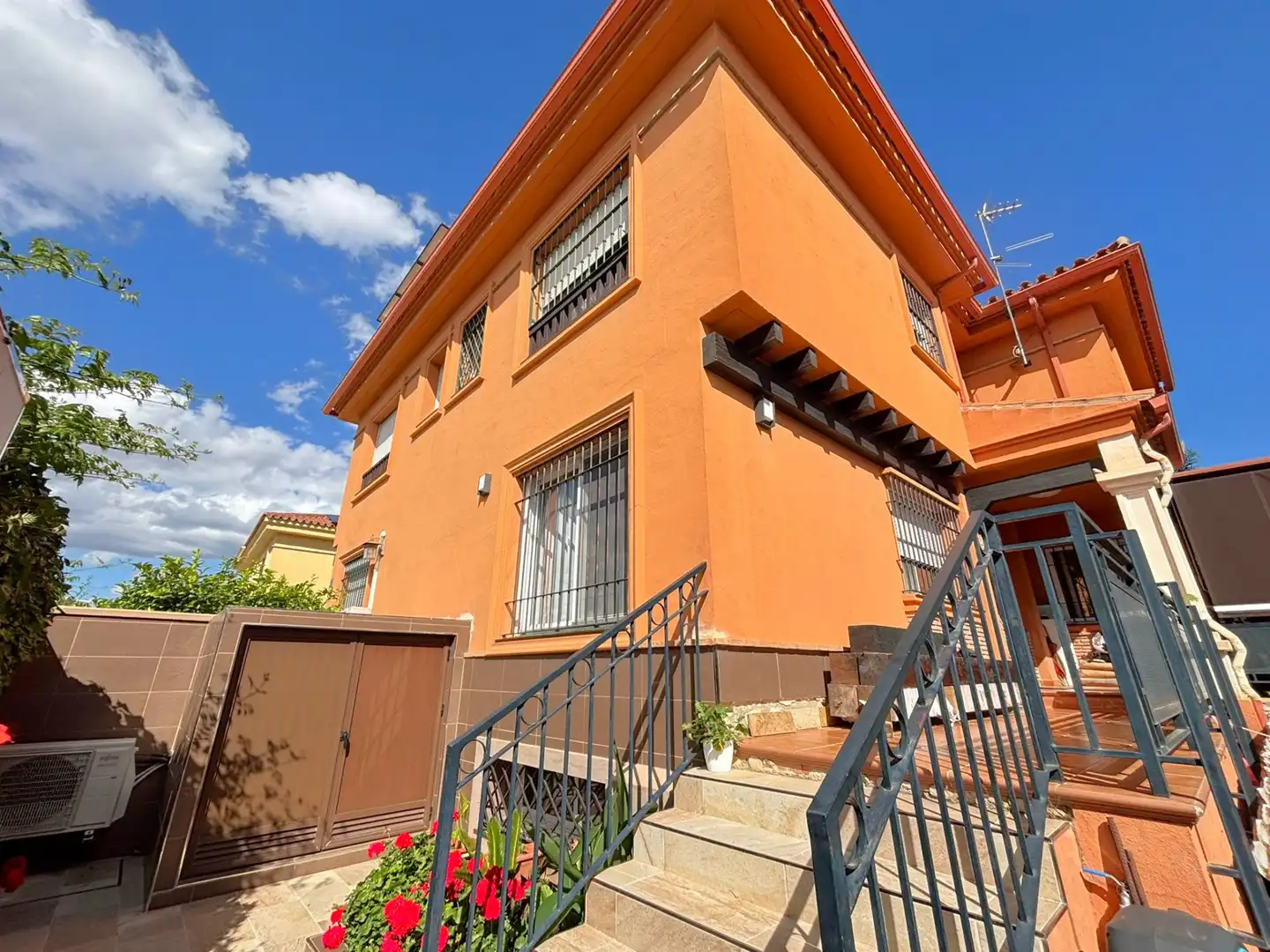 Vista exterior de Casa adosada en venta en Alhaurín de la Torre con Aire acondicionado, Calefacción y Jardín privado