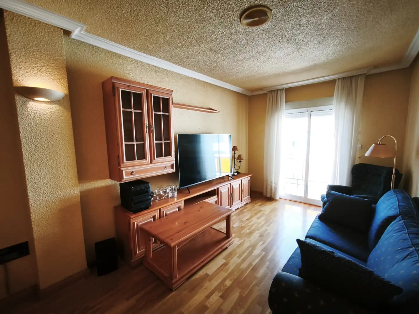 Living room of Flat for sale in Petrer  with Parquet flooring, Furnished and Oven
