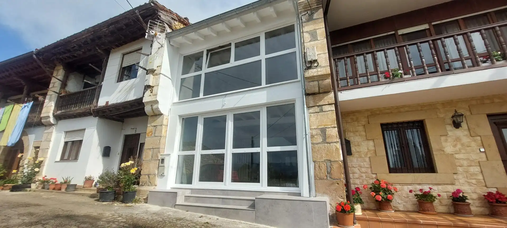 Vista exterior de Casa adosada en venda en Udías amb Calefacció