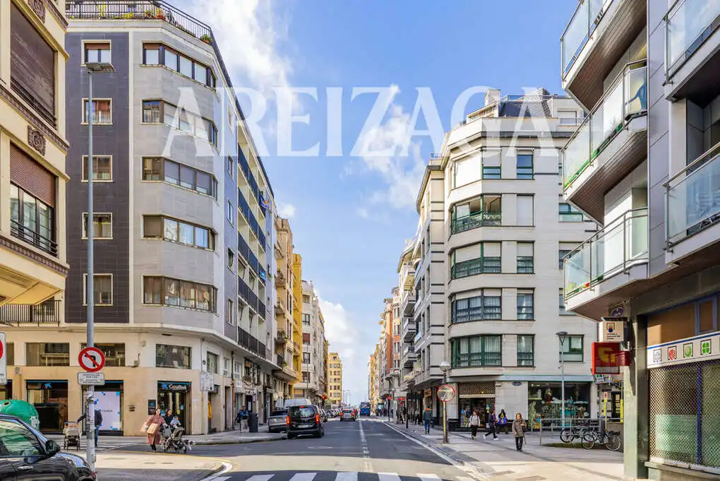 Vista exterior de Pis en venda en Donostia - San Sebastián  amb Calefacció i Balcó