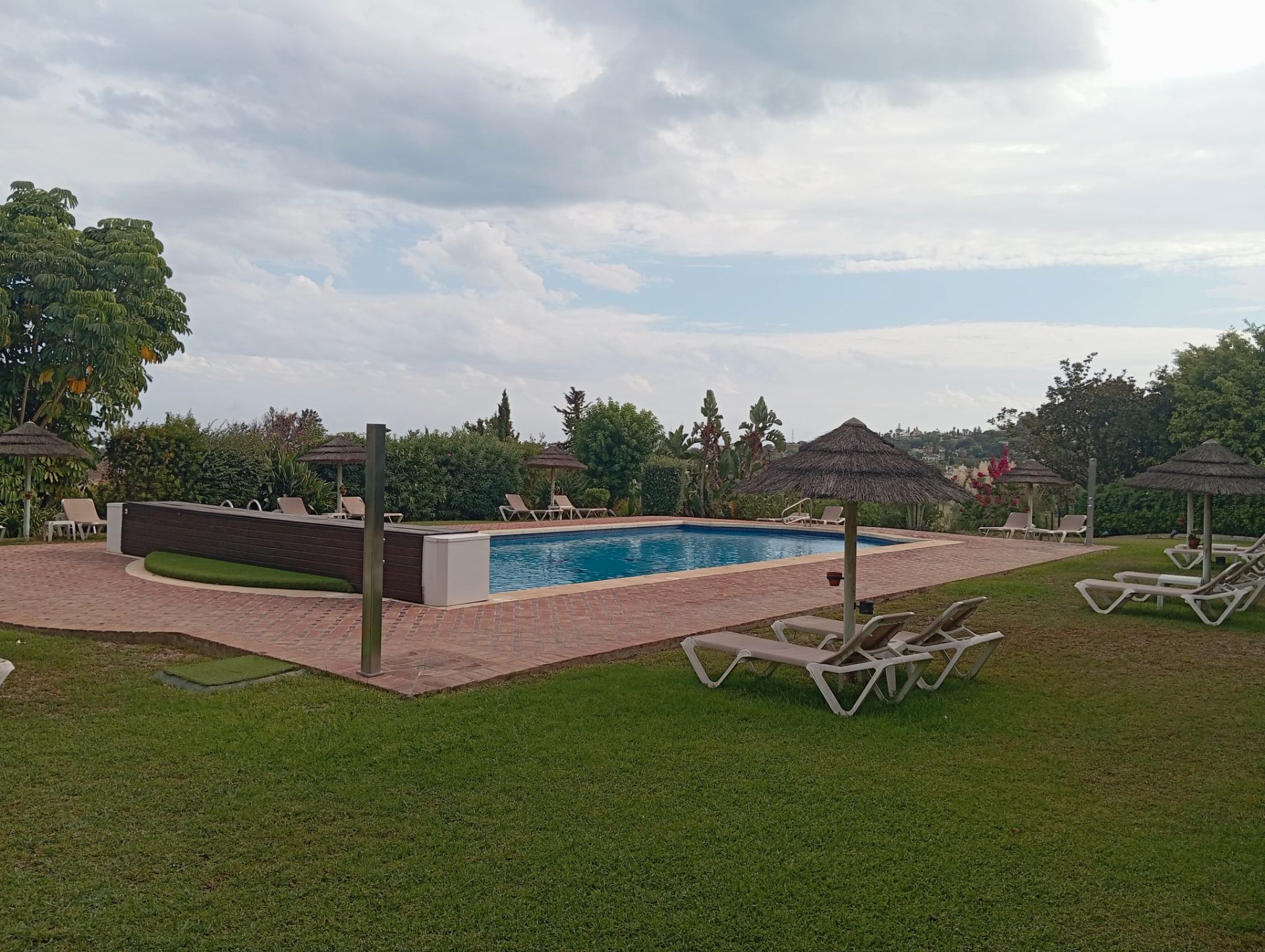 Piscina de Pis de lloguer en Marbella amb Aire condicionat, Terrassa i Moblat