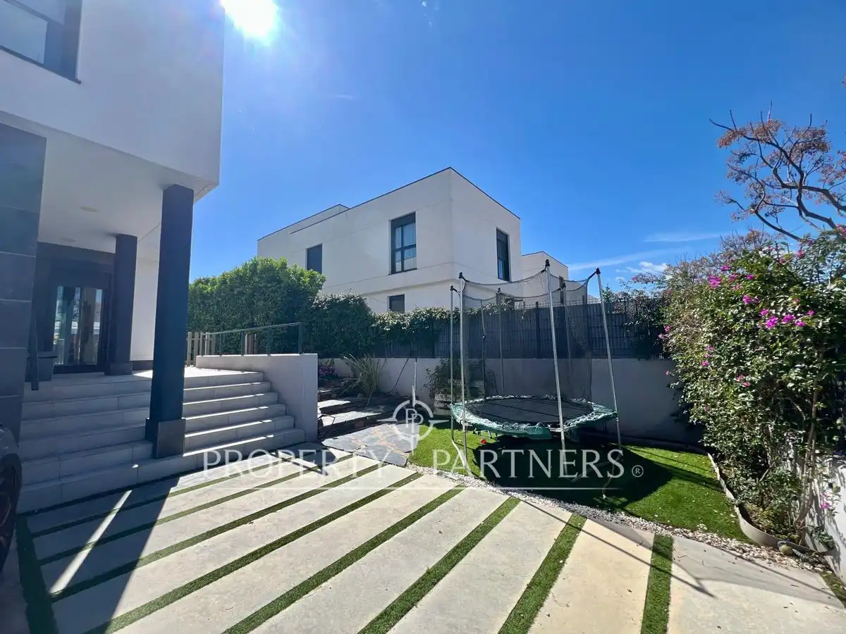 Vista exterior de Casa o xalet en venda en Bétera amb Aire condicionat, Calefacció i Jardí privat