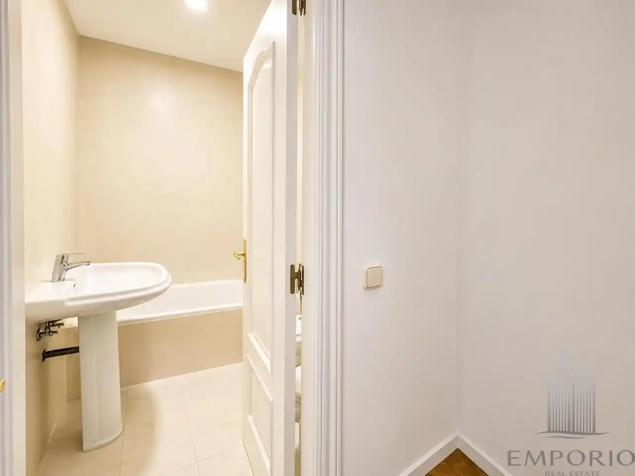 Bathroom of Flat for sale in Madrid  with Air Conditioner, Parquet flooring and Balcony