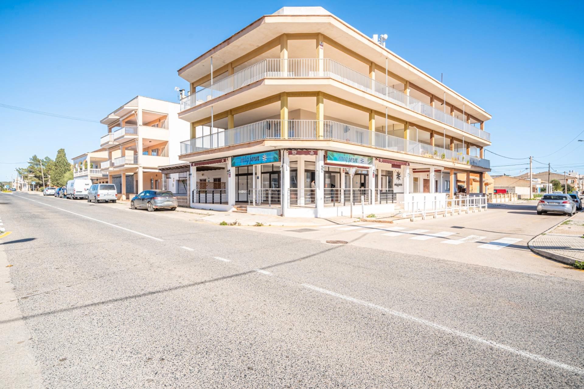Vista exterior de Local en venda en Llucmajor amb Aire condicionat, Calefacció i Terrassa
