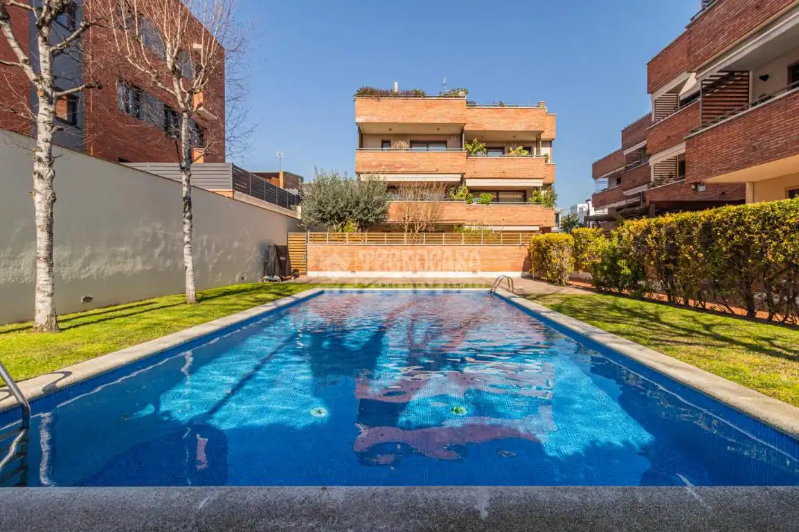 Piscina de Pis en venda en Sant Cugat del Vallès amb Aire condicionat, Calefacció i Terrassa