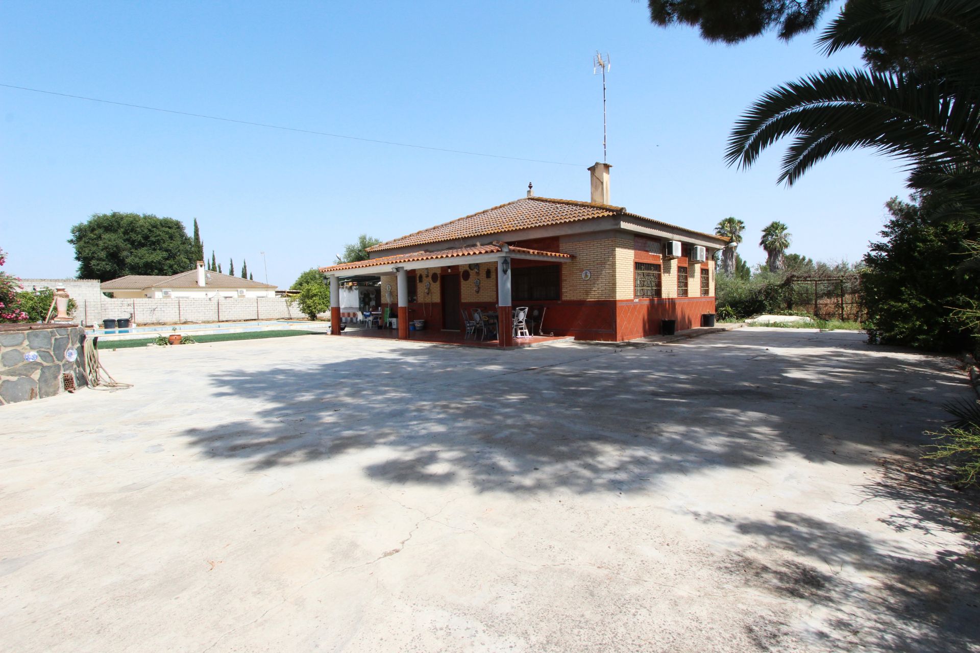 Vista exterior de Casa o xalet en venda en Utrera amb Aire condicionat, Jardí privat i Piscina