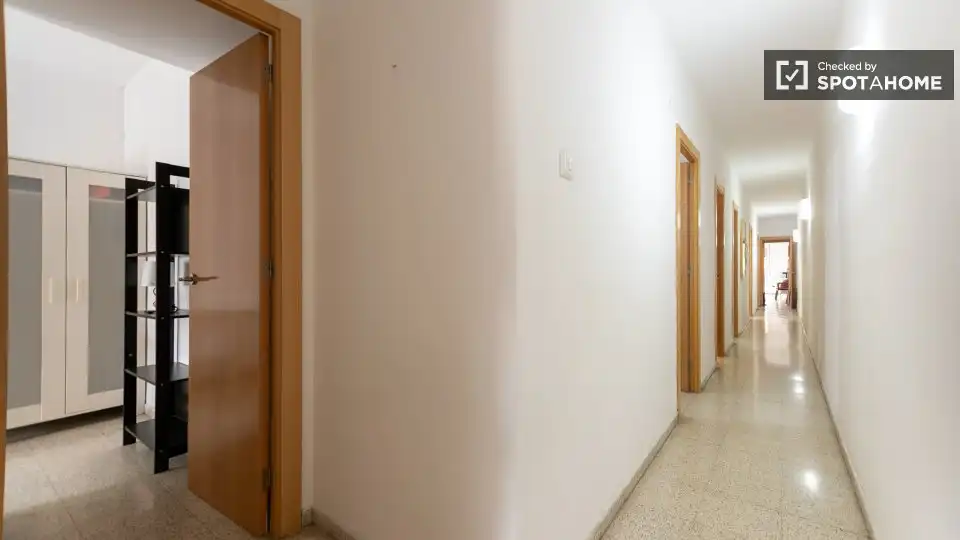 Flat for rent in Valencia  with Air Conditioner, Heating and Furnished