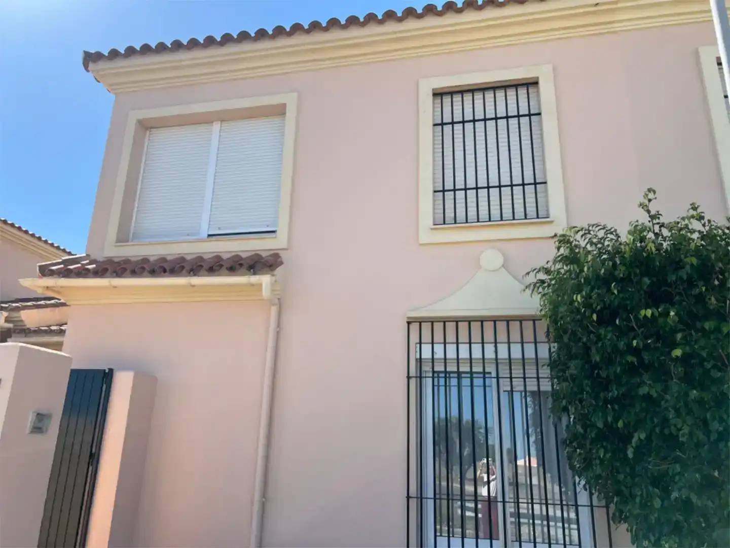 Exterior view of Detached homes for rent in Algeciras  with Balcony