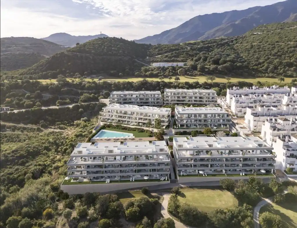 Vista exterior de Apartament en venda en Estepona amb Aire condicionat, Jardí privat i Terrassa