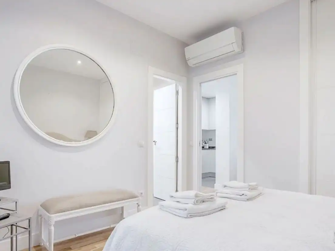Schlafzimmer von Wohnungen zur Miete in Marbella mit Klimaanlage, Parkett und Möbliert