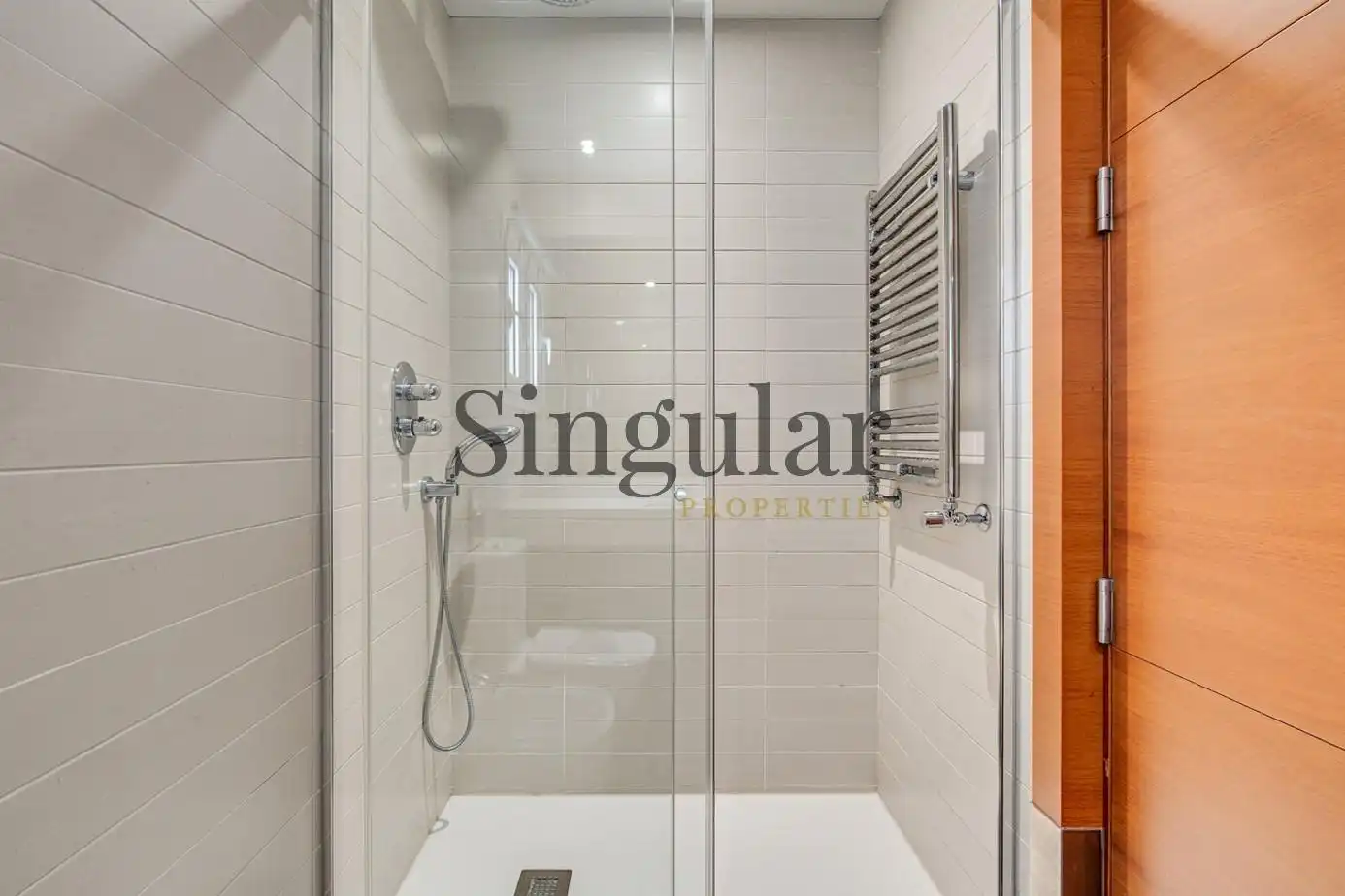 Baño de Ático en venta en Barcelona con Calefacción, Parquet y Terraza