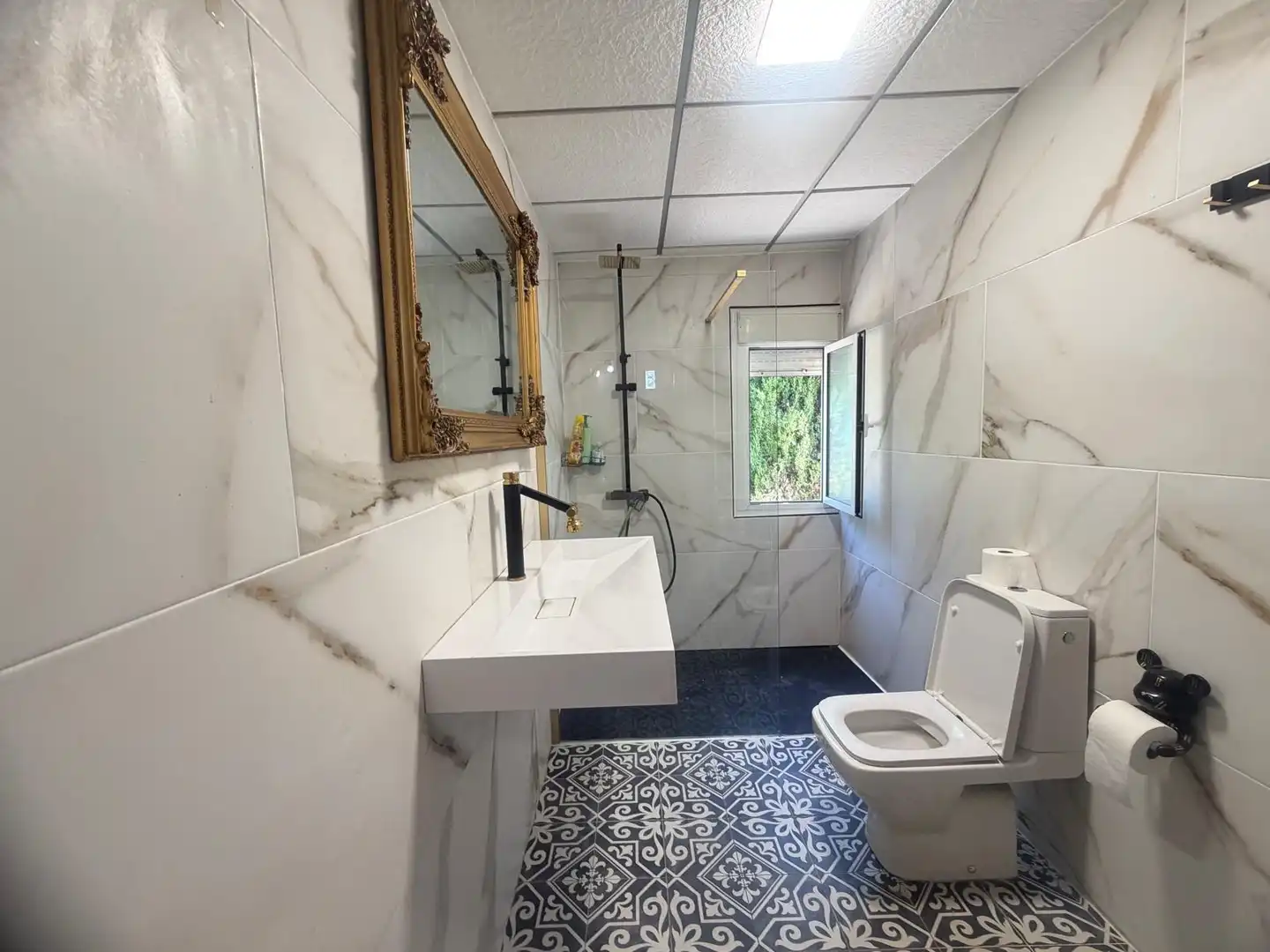 Bany de Casa o xalet en venda en Elche / Elx amb Aire condicionat, Jardí privat i Terrassa