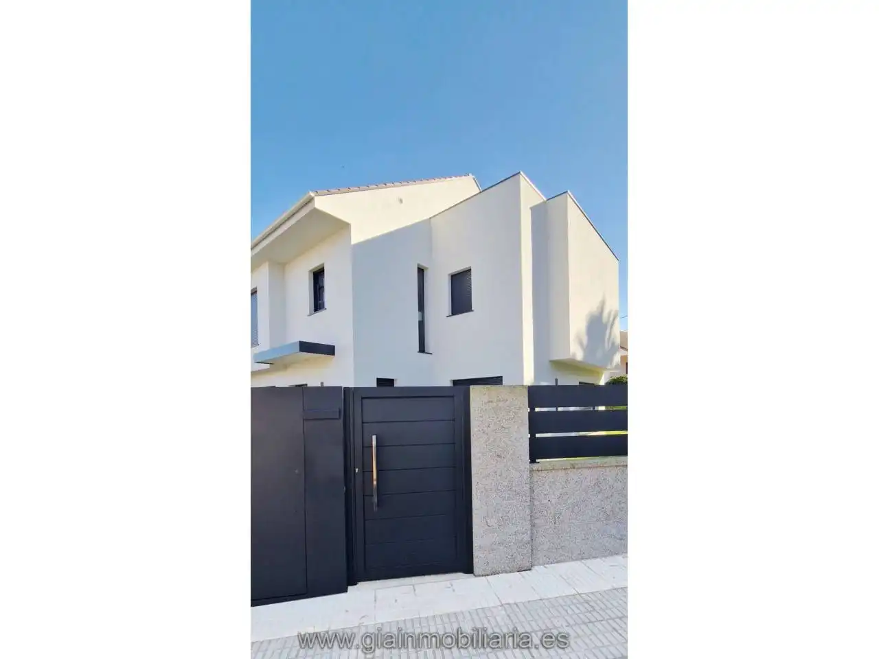 Vista exterior de Casa o xalet en venda en Baiona amb Calefacció, Jardí privat i Terrassa