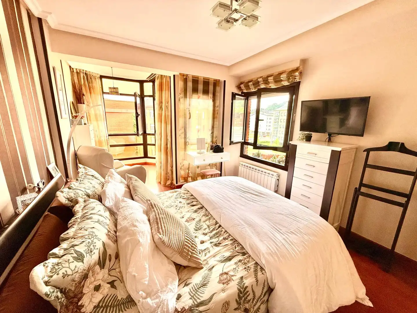 Habitación de Piso en venta en Oviedo  con Calefacción, Parquet y Terraza