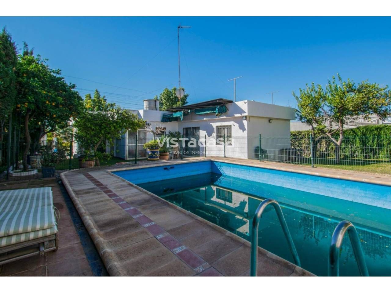 Exterior view of House or chalet for sale in Alcalá de Guadaira  with Air Conditioner, Heating and Private garden
