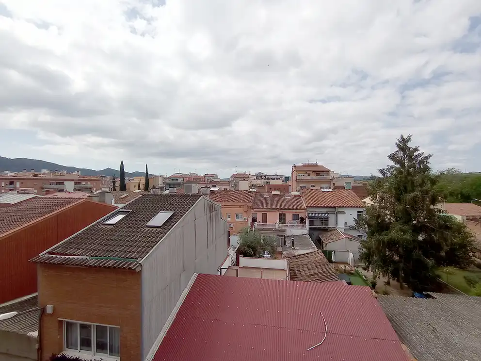 Vista exterior de Pis en venda en La Llagosta amb Balcó