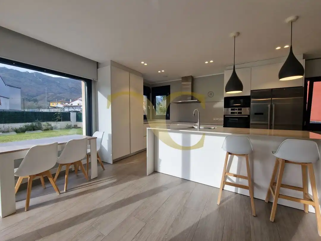 Cuina de Casa o xalet en venda en Llanes amb Calefacció, Jardí privat i Terrassa