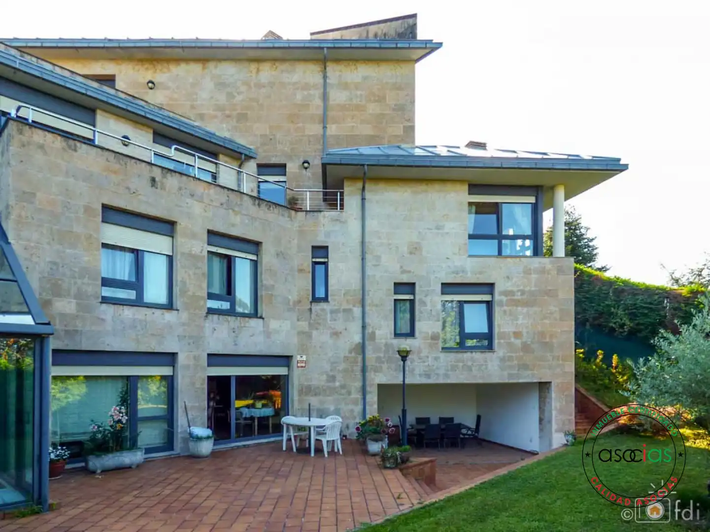 Vista exterior de Casa o xalet en venda en Oviedo  amb Calefacció, Jardí privat i Parquet