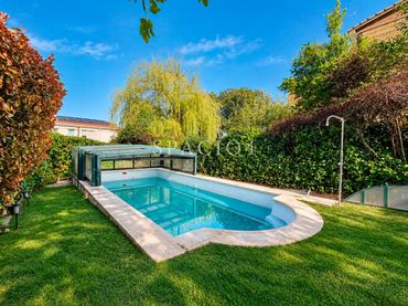 Semi-detached house with pool for sale in Avenida Avenida Toscana