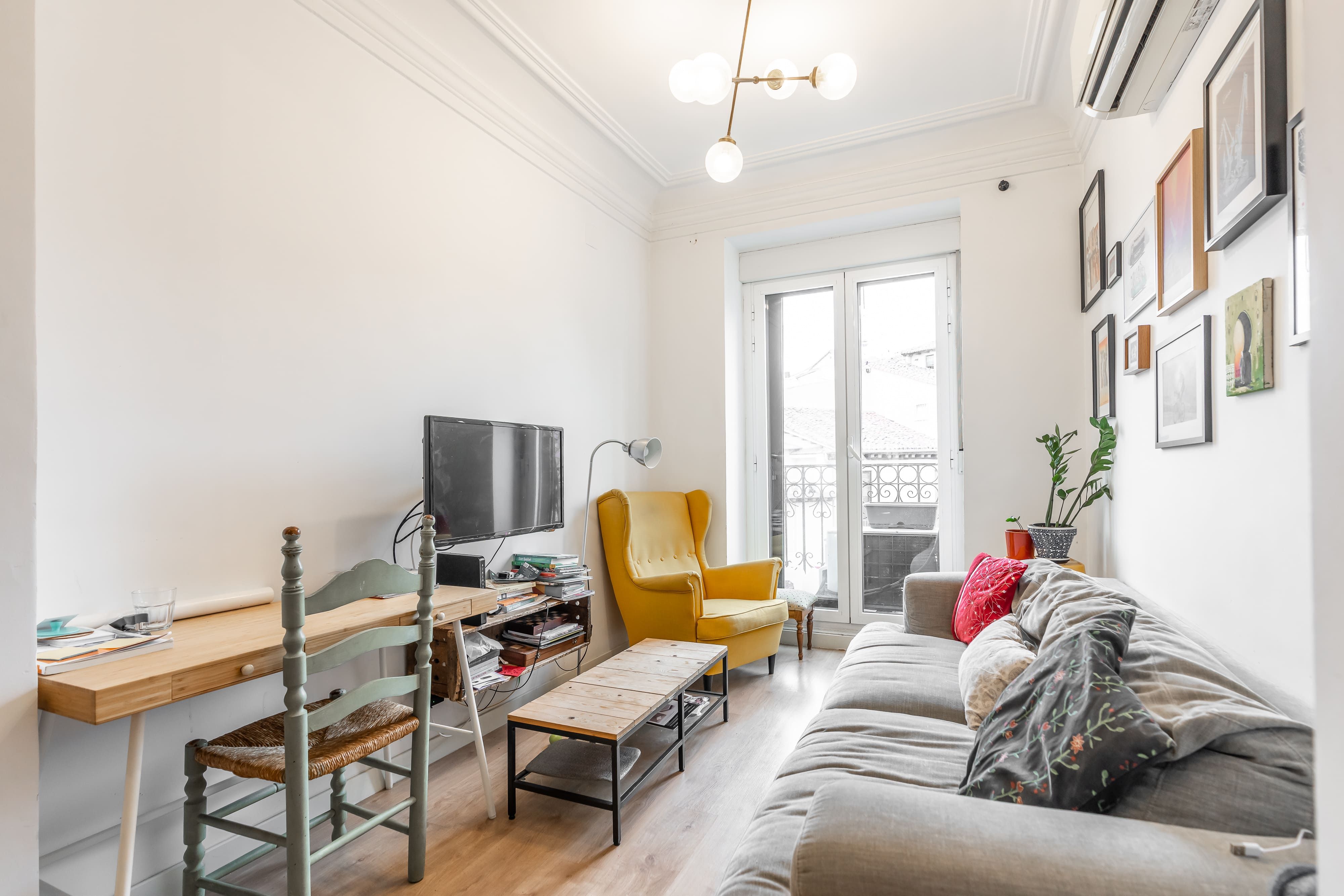 Living room of Flat for sale in  Madrid Capital  with Balcony