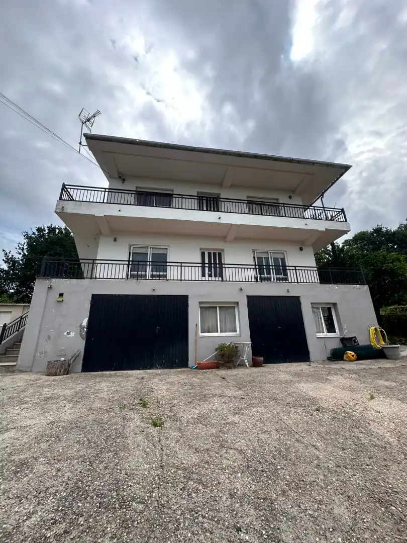 Vista exterior de Casa o xalet en venda en Cambre  amb Calefacció, Moblat i Balcó