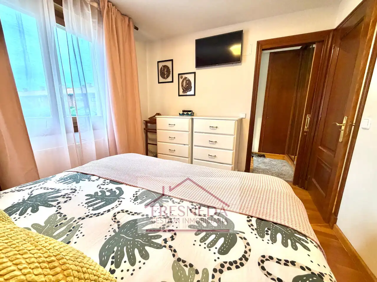 Dormitori de Casa adosada en venda en Siero amb Calefacció, Jardí privat i Parquet