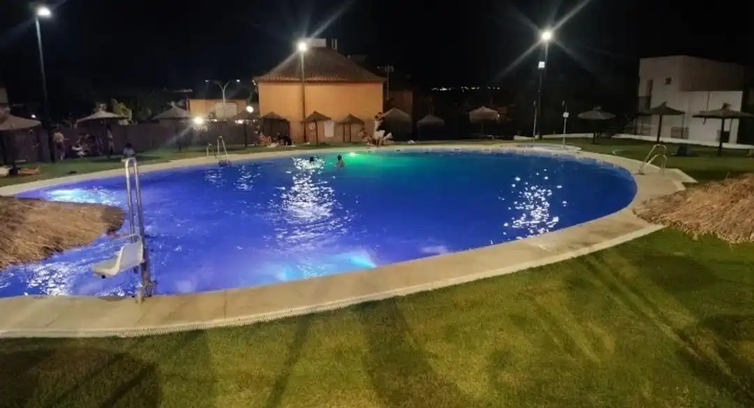 Piscina de Casa adosada en venda en Espartinas amb Aire condicionat, Jardí privat i Traster