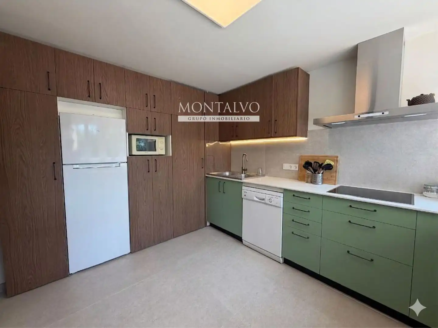 Cocina de Piso de alquiler en Granada con Lavadora, Microondas y TV
