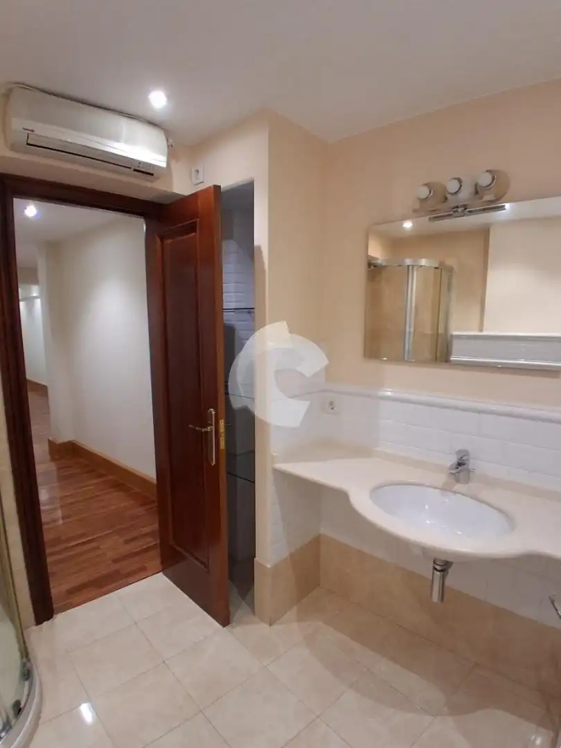 Badezimmer von Wohnung zum Verkauf in A Coruña Capital  mit Heizung, Parkett und Ofen