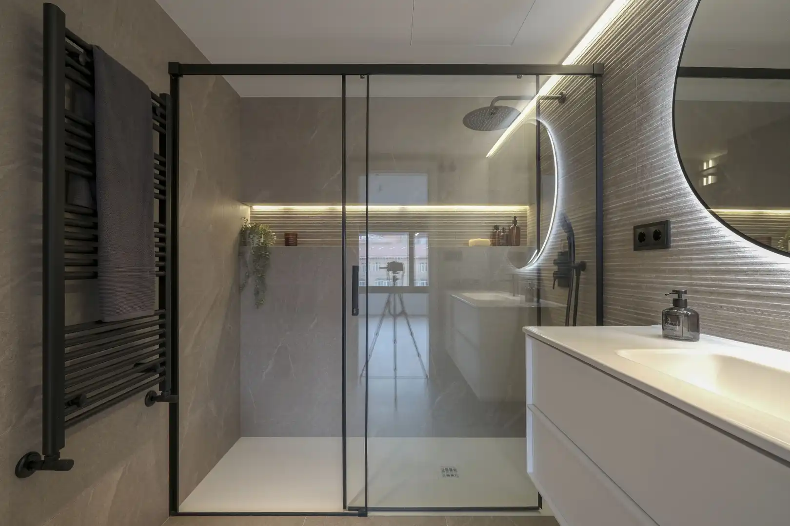 Bathroom of Flat for sale in Lleida  with Air Conditioner, Heating and Furnished