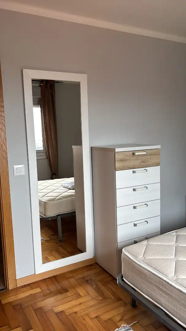 Dormitori de Apartament de lloguer en Vigo  amb Calefacció, Parquet i Moblat