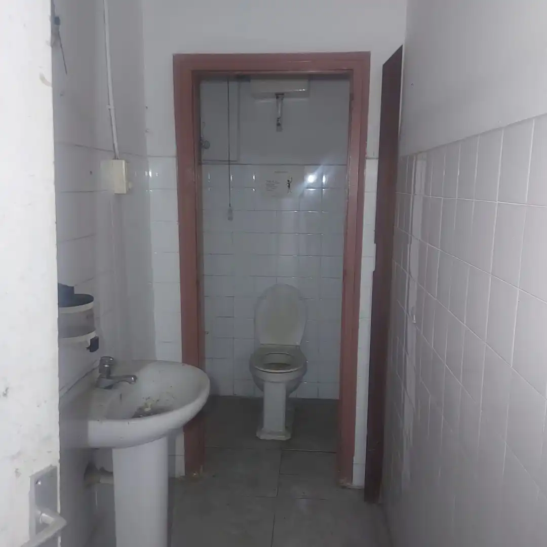Baño de Local en venta en L'Hospitalet de Llobregat con Alarma