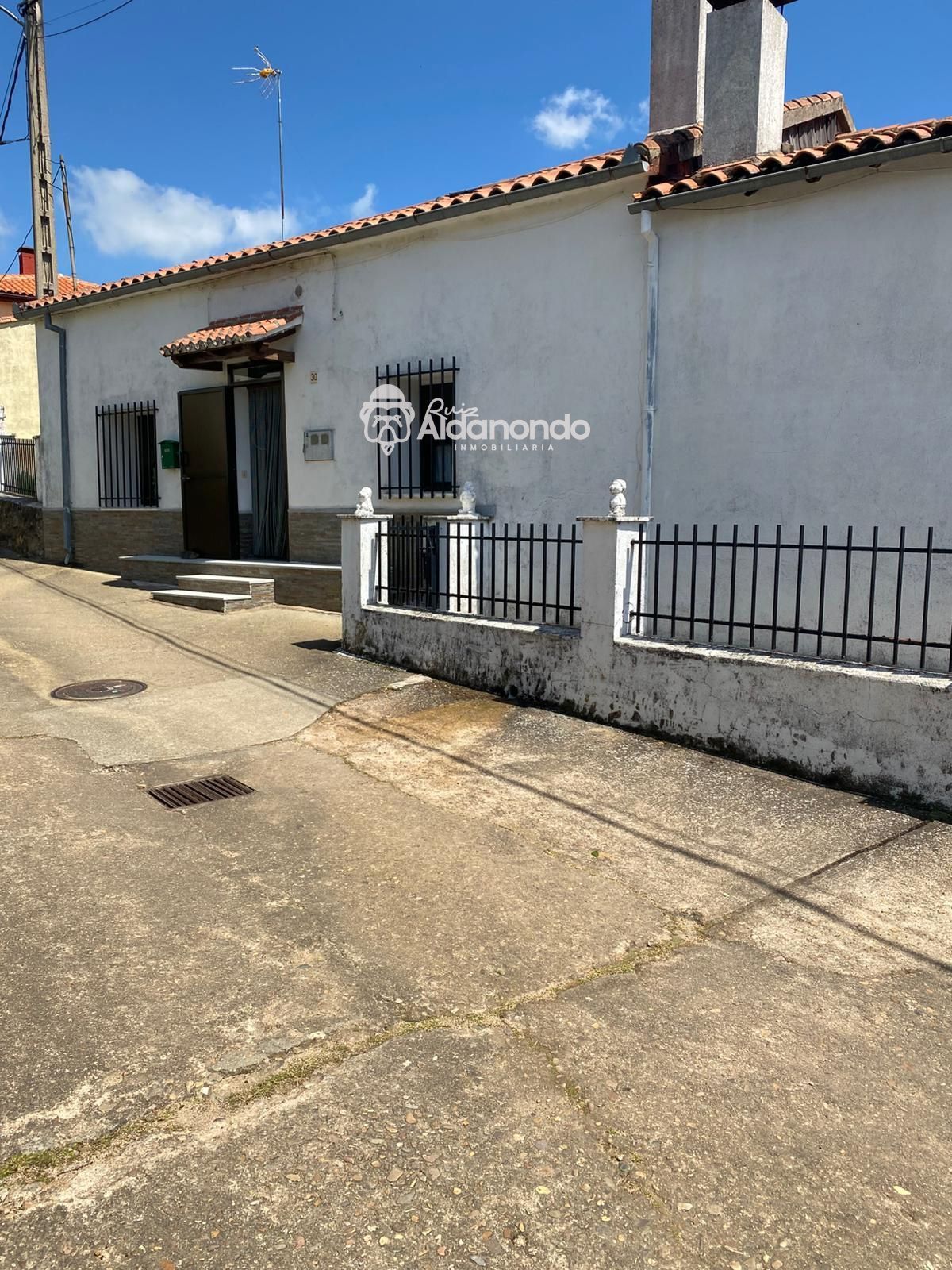 Vista exterior de Casa o xalet en venda en El Cabaco  amb Calefacció