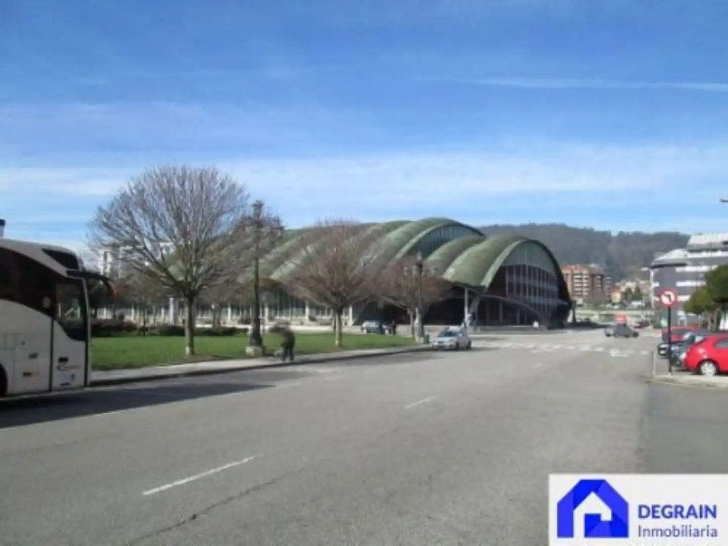Vista exterior de Local de lloguer en Oviedo 