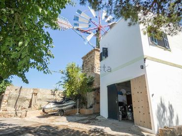 Casa rústica amb piscina en venda a Muro