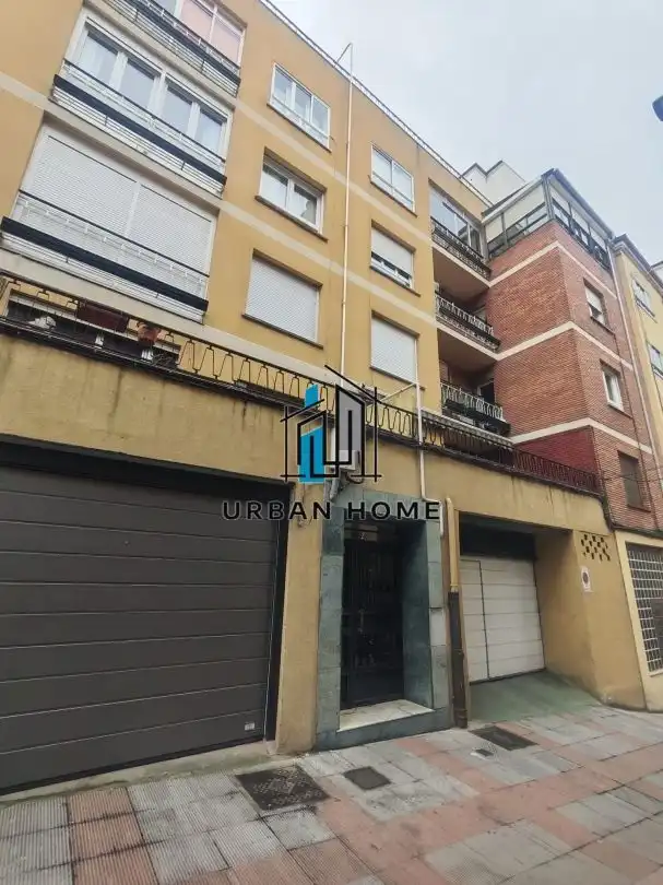 Vista exterior de Local en venta en León Capital 