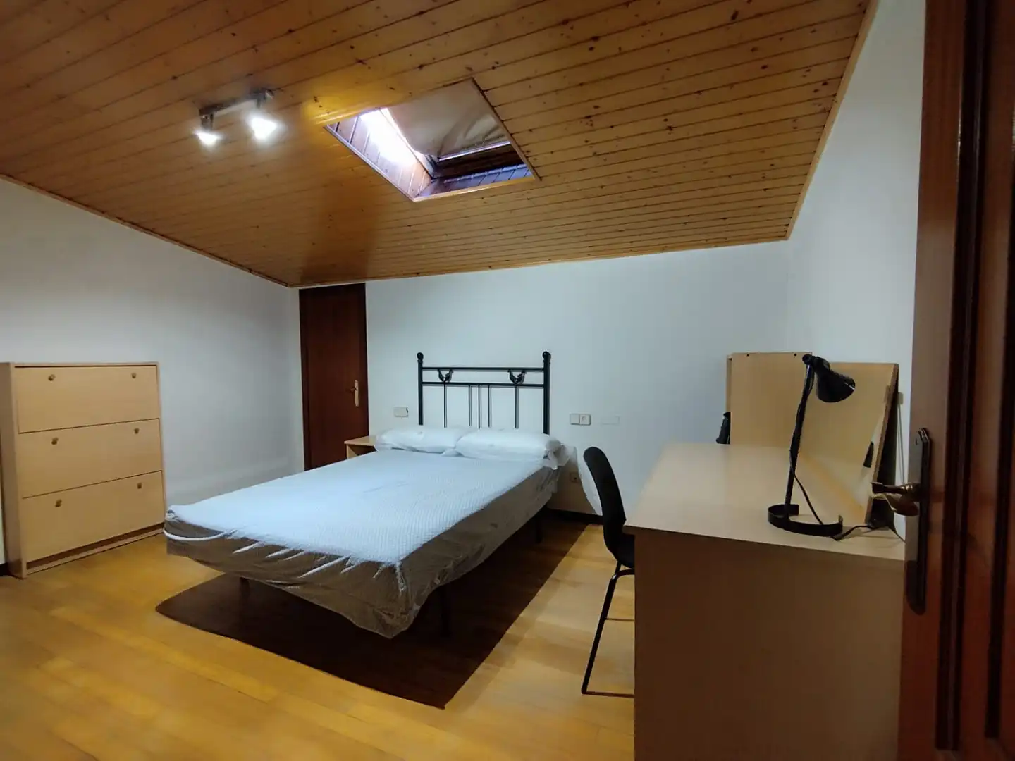 Schlafzimmer von Wohnung zur Miete in A Coruña Capital  mit Parkett, Möbliert und Ofen