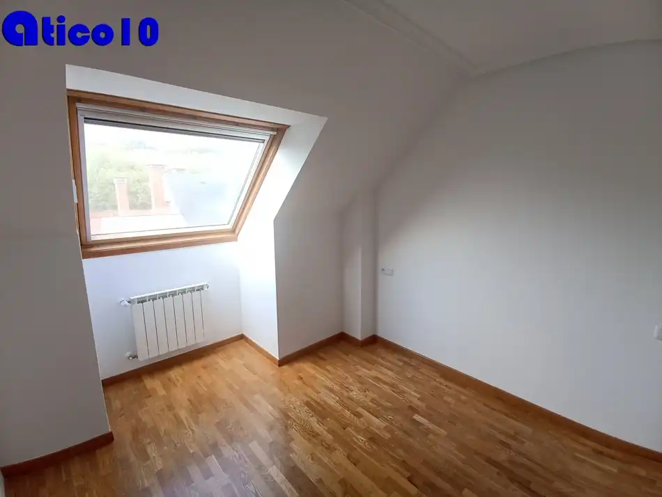 Dormitori de Àtic en venda en Oviedo  amb Calefacció, Jardí privat i Parquet