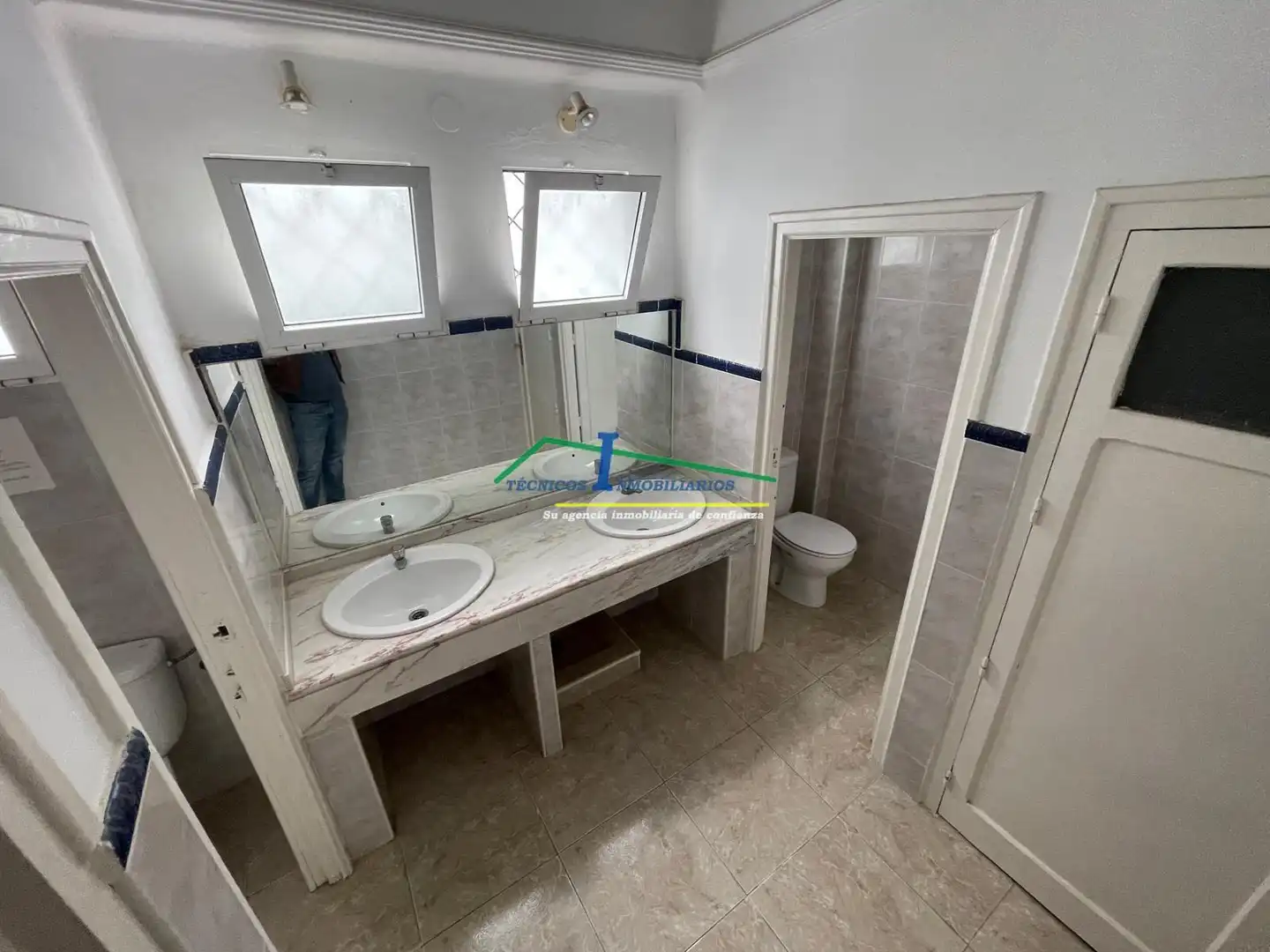 Baño de Oficina de alquiler en Centro
