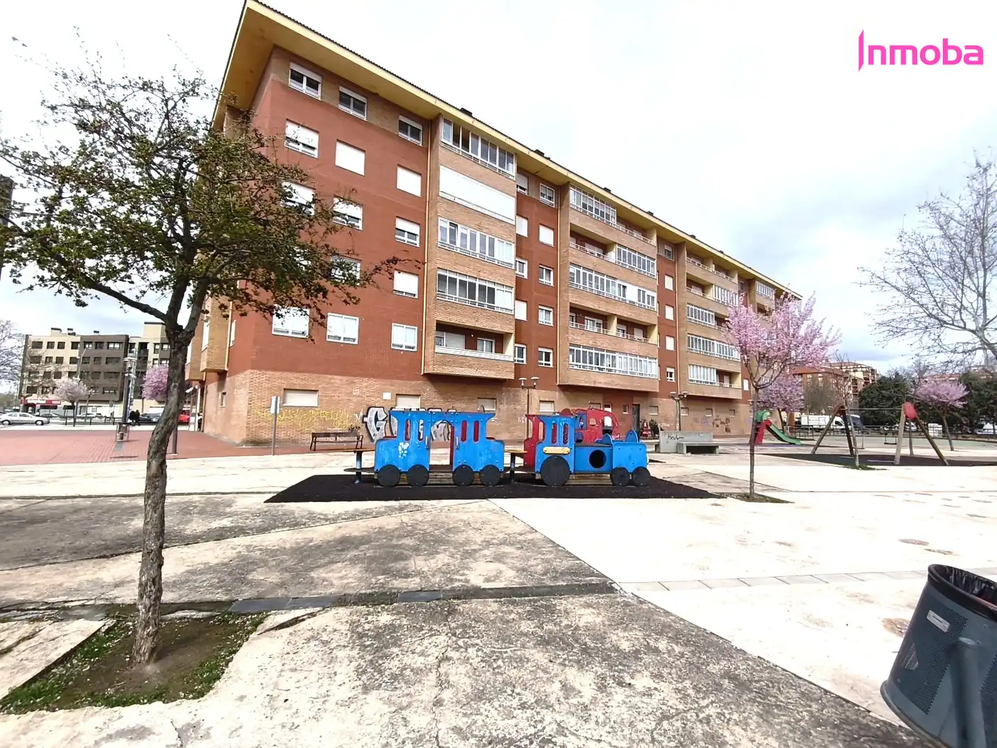 Vista exterior de Casa adosada en venta en Aranda de Duero con Calefacción y Jardín privado
