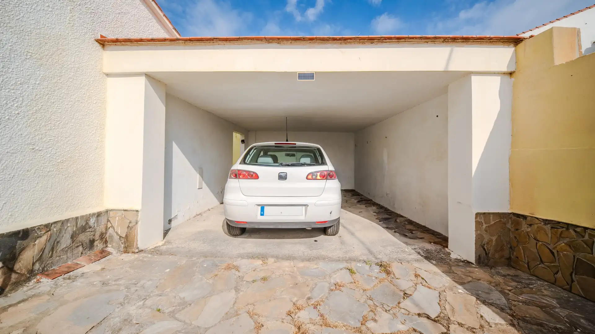 Aparcament de Casa o xalet en venda en Manilva amb Aire condicionat i Terrassa