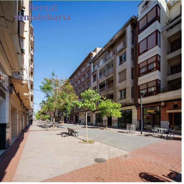 Vista exterior de Edifici en venda en  Logroño