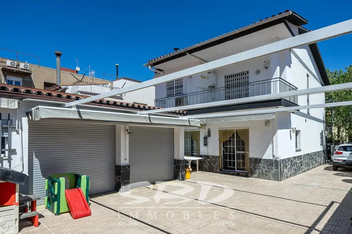 Vista exterior de Casa o xalet en venda en Barberà del Vallès amb Aire condicionat, Calefacció i Terrassa