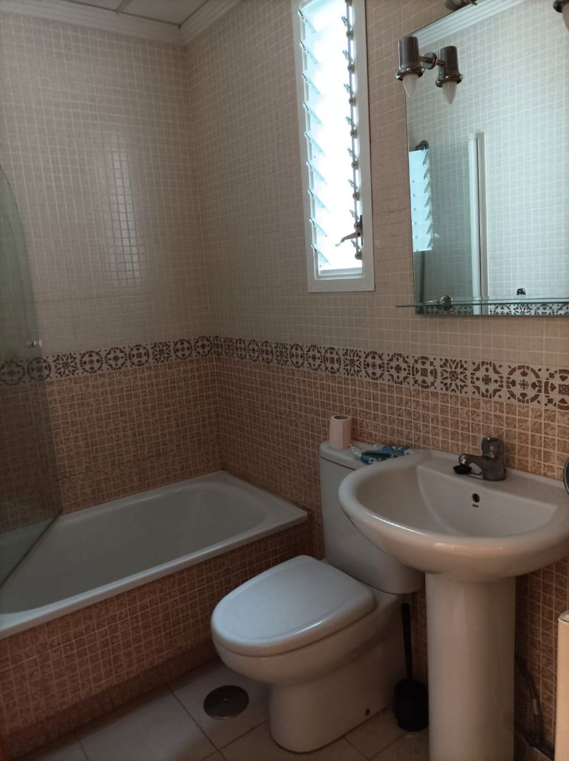 Bany de Apartament de lloguer en  Huelva Capital amb Aire condicionat, Moblat i Rentadora