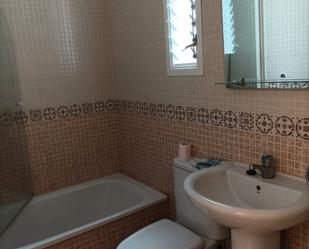 Bany de Apartament de lloguer en  Huelva Capital amb Aire condicionat, Moblat i Rentadora