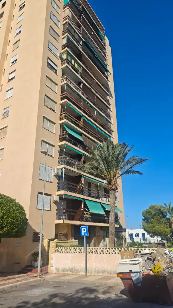 Vista exterior de Pis en venda en Roquetas de Mar amb Aire condicionat, Terrassa i Traster