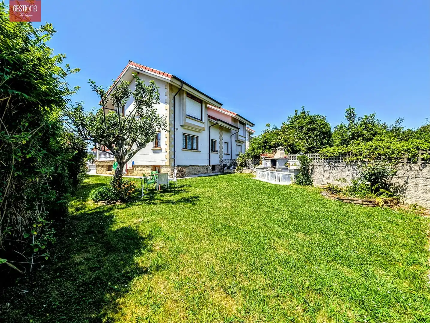 Vista exterior de Casa adosada en venta en Arnuero con Calefacción, Jardín privado y Terraza