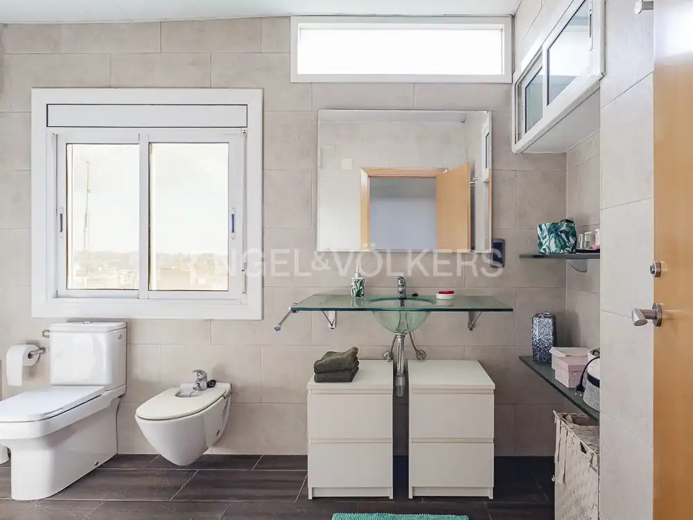 Badezimmer von Dachboden zum Verkauf in Barcelona mit Klimaanlage, Heizung und Terrasse