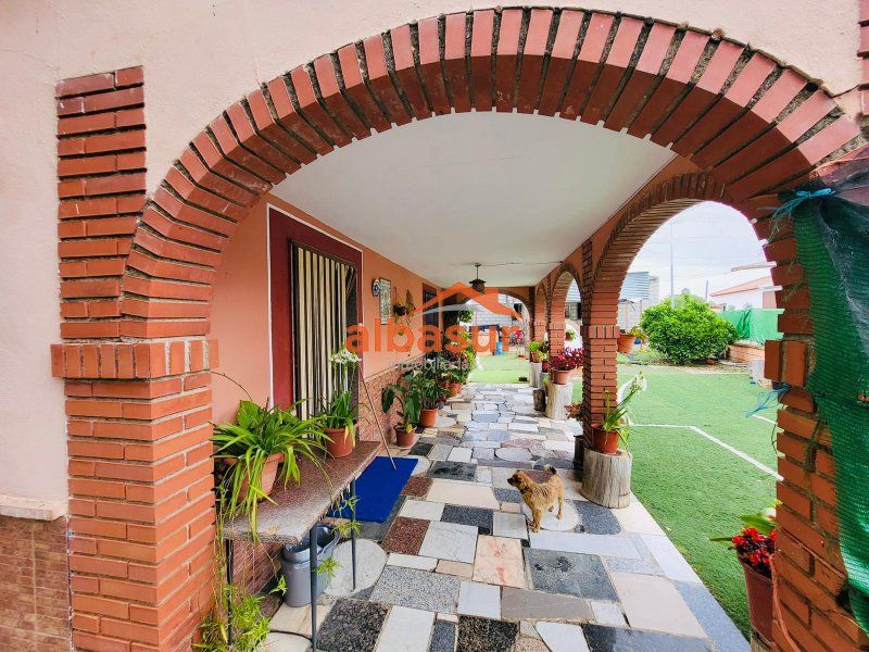 Garden of House or chalet for sale in La Carlota  with Air Conditioner, Private garden and Swimming Pool
